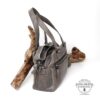 Leder Handtasche für Damen in der Farbe Grau von micmacbags. Ledertasche in mittlerer Größe, hergestellt aus feinem Rindleder. Lederdeele Engelmeier Delbrück Ostwestfalen. Seitenansicht