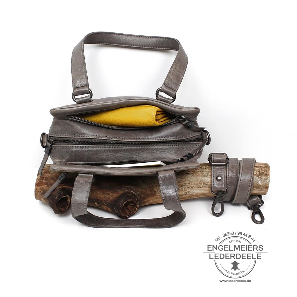 Ledertasche Damen Grau micmacbags - mittlere Größe. Lederdeele Engelmeier Delbrück Ostwestfalen_02 Leder Handtasche für Damen in der Farbe Grau von micmacbags. Ledertasche in mittlerer Größe, hergestellt aus feinem Rindleder. Lederdeele Engelmeier Delbrück Ostwestfalen. Vogelperspektive