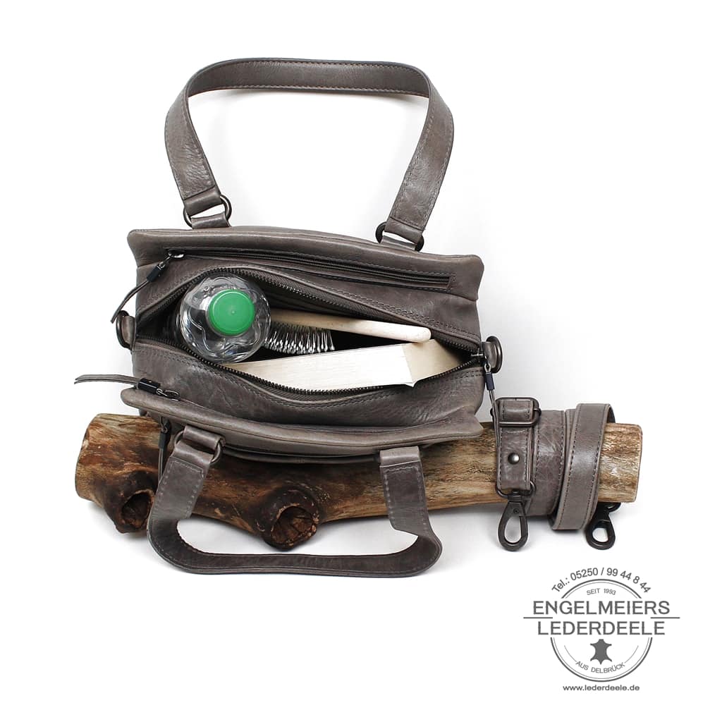 Ledertasche Damen Grau micmacbags - mittlere Größe. Lederdeele Engelmeier Delbrück Ostwestfalen_01 Leder Handtasche für Damen in der Farbe Grau von micmacbags. Ledertasche in mittlerer Größe, hergestellt aus feinem Rindleder. Lederdeele Engelmeier Delbrück Ostwestfalen. Innenansicht