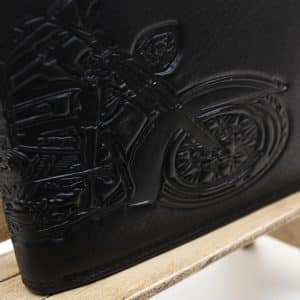 Hill Burry Motorrad Portemonnaie. Geldbörse aus Leder für Herren im Querformat. Bikerbörse in schwarz. Rindleder Riegelbörse, Kombibörse. Lederwaren Ostwestfalen. Lederdeele aus Delbrück. Ansicht Detailaufnahme