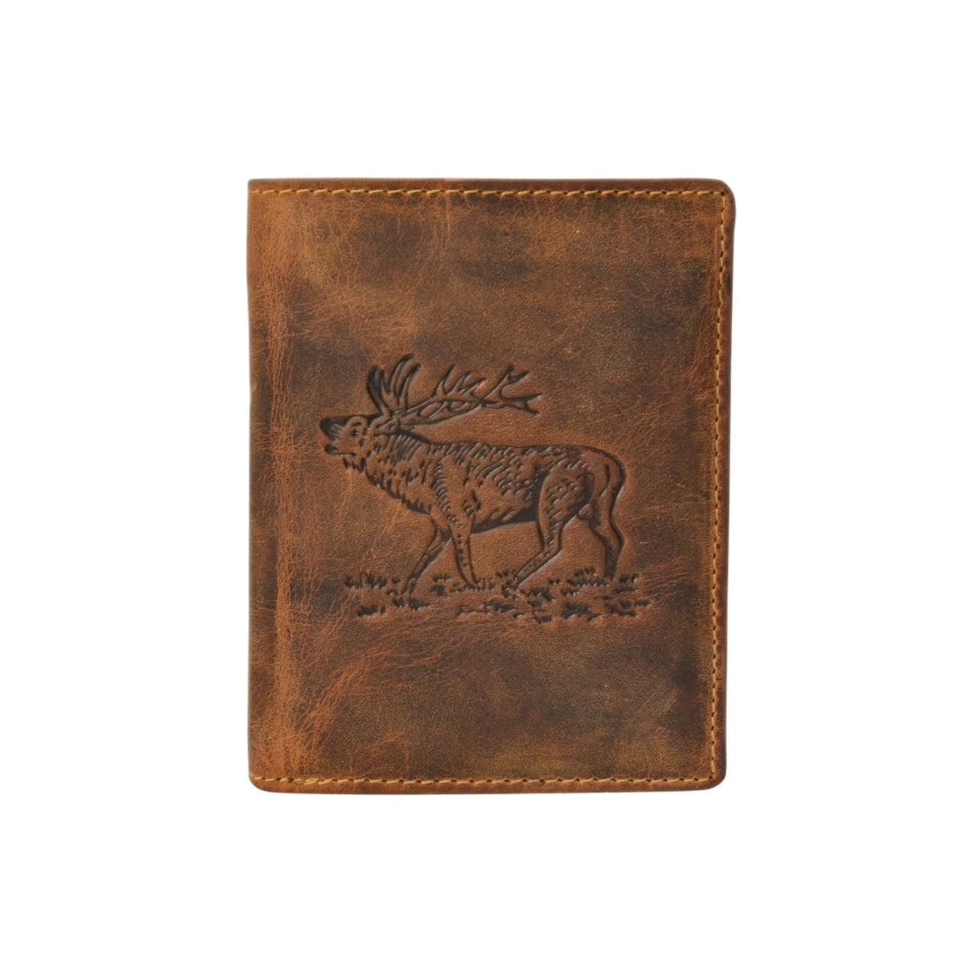 Greenburry Vintage Geldbörse Hirsch Hochformat, Portemonnaie, Naturleder, Stag braun. Lederdeele Delbrück, Paderborn. Lederwaren Ostwestfalen, 02 Greenburry Geldbörse Hirsch Hochformat aus der Vintage Hunting Kollektion. Portemonnaie mit Motiv auf der Vorderseite, Hirsch. Naturbelassenes Rindleder, unsed Look. Farbe braun, Sattelbraun, slow Fashion. Lederwaren Ostwestfalen, Lederdeele Delbrück Paderborn. Ansicht Vorderseite