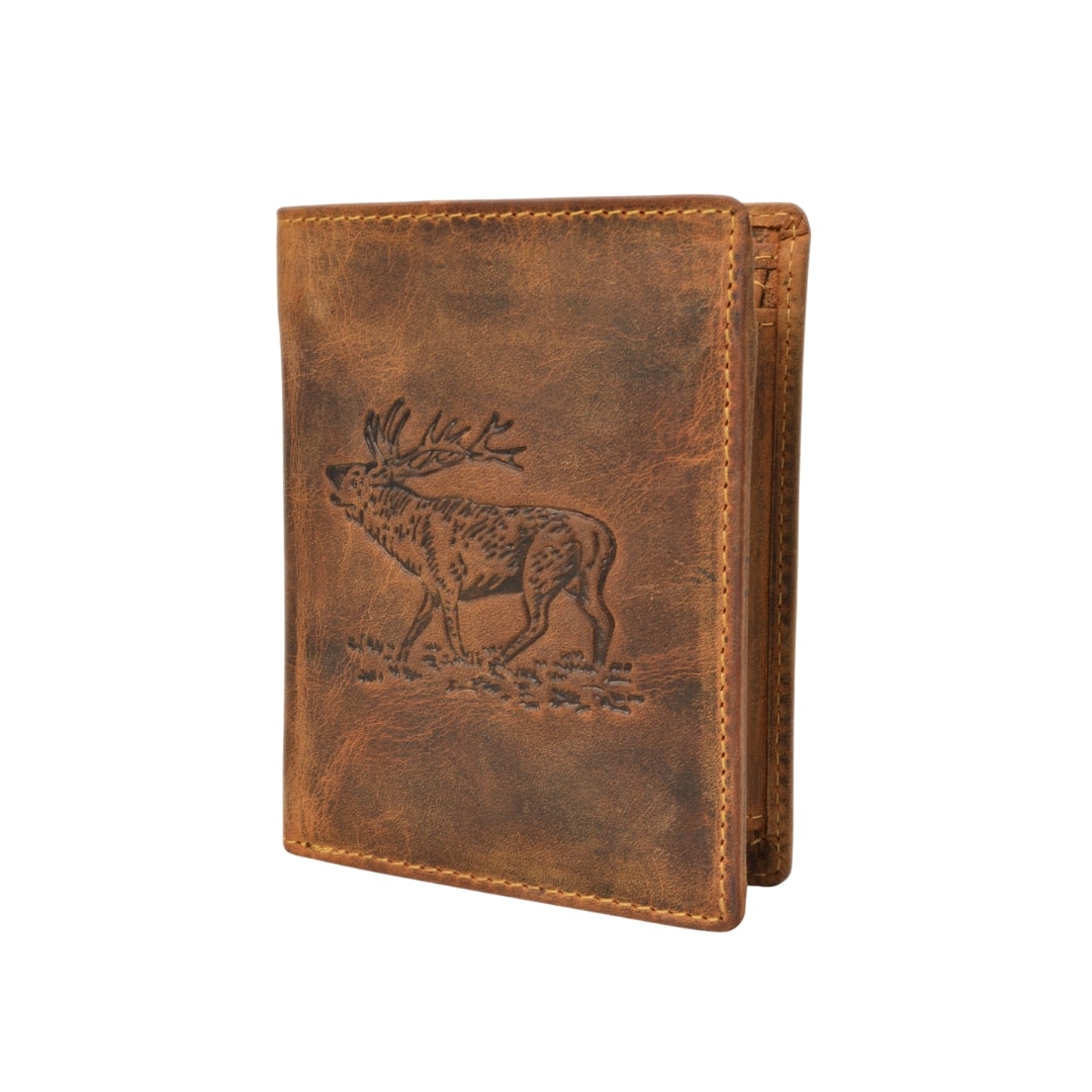 Greenburry Vintage Geldbörse Hirsch Hochformat, Portemonnaie, Naturleder, Stag braun. Lederdeele Delbrück, Paderborn. Lederwaren Ostwestfalen, 03 Greenburry Geldbörse Hirsch Hochformat aus der Vintage Hunting Kollektion. Portemonnaie mit Motiv auf der Vorderseite, Hirsch. Naturbelassenes Rindleder, unsed Look. Farbe braun, Sattelbraun, slow Fashion. Lederwaren Ostwestfalen, Lederdeele Delbrück Paderborn. Ansicht Vorderseite