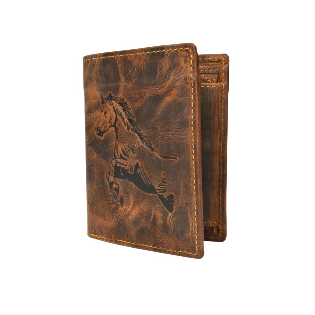 Greenburry Geldbörse Pferd Hochformat aus der Vintage Hunting Kollektion. Portemonnaie mit Motiv auf der Vorderseite, Pferd. Naturbelassenes Rindleder, unsed Look. Farbe Sattelbraun, slow Fashion. Lederwaren Ostwestfalen, Lederdeele Delbrück Paderborn. Ansicht Vorderseite