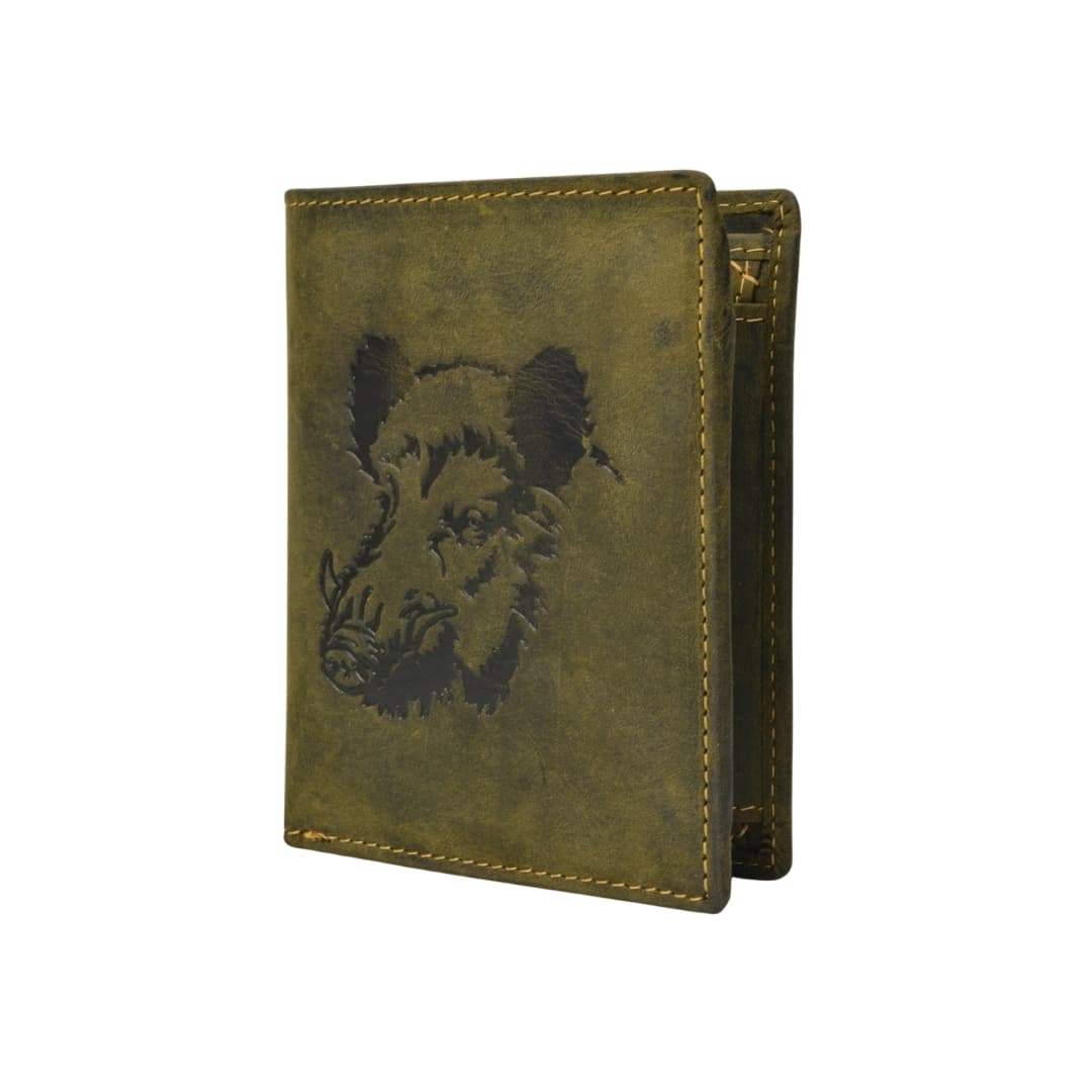 Greenburry Vintage Geldbörse Wildschwein Hochformat, Portemonnaie, Naturleder, Boar grün, Waldgrün. Lederdeele Delbrück, Paderborn. Lederwaren Ostwestfalen, 03 Greenburry Geldbörse Wildschwein Hochformat aus der Vintage Hunting Kollektion. Portemonnaie mit Motiv auf der Vorderseite, Wildschwein. Für Jäger. Naturbelassenes Rindleder, unsed Look. Farbe grün, Waldgrün, slow Fashion. Lederwaren Ostwestfalen, Lederdeele Delbrück Paderborn. Ansicht Vorderseite