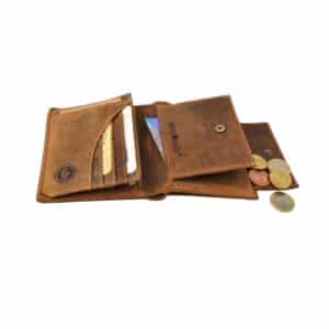 Greenburry Geldbörse Wildschwein Hochformat aus der Vintage Hunting Kollektion. Portemonnaie mit Motiv auf der Vorderseite, Wildschwein. Für Jäger. Naturbelassenes Rindleder, unsed Look. Farbe braun, Sattelbraun, slow Fashion. Lederwaren Ostwestfalen, Lederdeele Delbrück Paderborn. Ansicht Kartenfächer