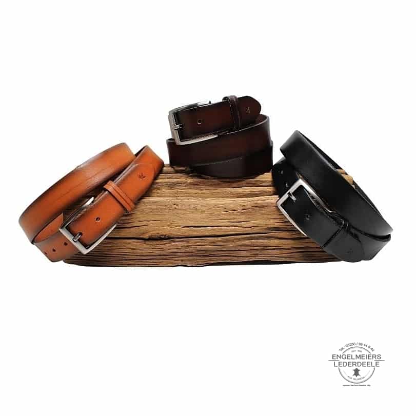 Herrengürtel Finley von Green Belts in der Farbe Cognac, dunkelbraun und schwarz. Gürtel aus Leder von Lederdeele Engelmeier Delbrück. Gruppenansicht