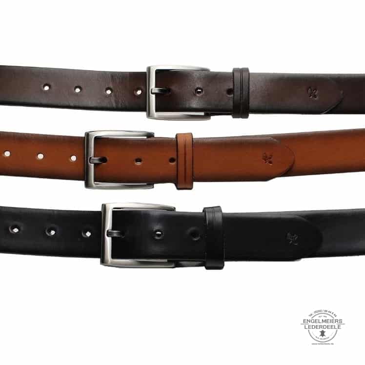 Herrengürtel Finley von Green Belts in der Farbe Cognac, dunkelbraun und schwarz. Gürtel aus Leder von Lederdeele Engelmeier Delbrück. Ansicht Dornschließe