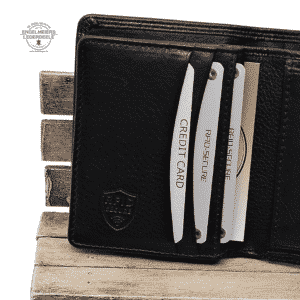 Basic Portemonnaie RFID midi Hochformat Jockey Club schwarz Detailaufnahme