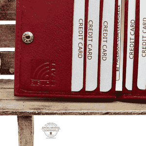 rotes RFID Leder Portemonnaie mit Wiener Schachtel von Jockey Club; Detailaufnahme