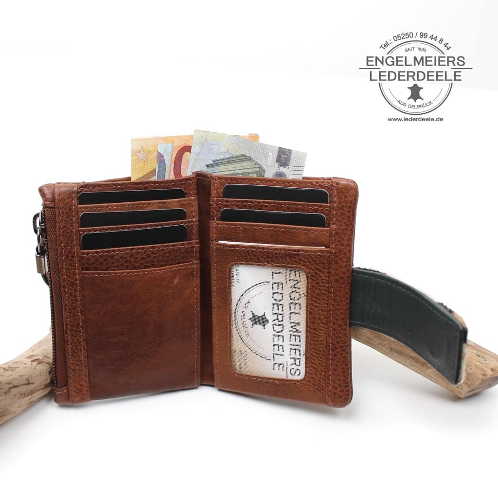 braunes Leder Portemonnaie Wildlife von micmacbags. Damen Geldbörse aus Rindleder mit Animal Print Magnetverschluss. Produktansicht Kartenfächer