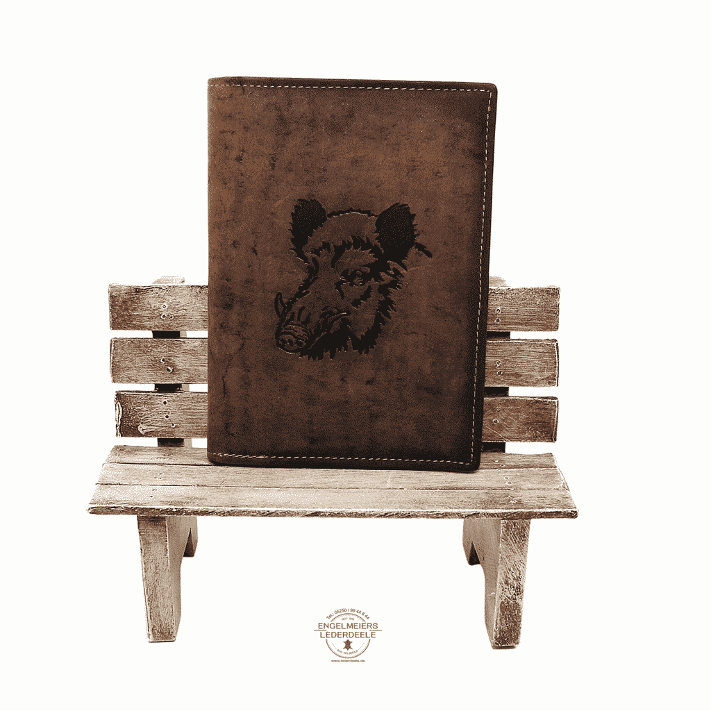 Green Burry Jagdscheintasche - Lederwaren Lederdeele Engelmeier, Delbrück- 328 B-25-BOAR- 1 Jagdscheintasche mit geprägtem Wildschwein auf der Vorderseite, von Green Burry, Farbe braun rustikal, vintage Antik. Außenansicht, Aufbewahrung mit sechs Steckfächern für Reisepass, Impfausweis, Diabetes, Pässe, Jagdschein, Dokumente, Waffenbesitzkarte