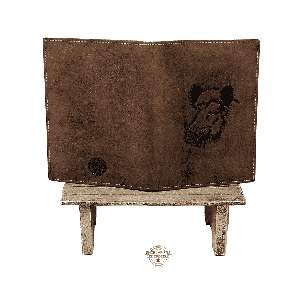 Green Burry Jagdscheinmappe - Lederwaren Lederdeele Engelmeier, Delbrück- 328 B-25-BOAR- 2 Jagdscheintasche mit geprägtem Wildschwein auf der Vorderseite, von Green Burry, Farbe braun rustikal, vintage Antik. Außenansicht, Aufbewahrung mit sechs Steckfächern für Reisepass, Impfausweis, Diabetes, Pässe, Jagdschein, Dokumente, Waffenbesitzkarte