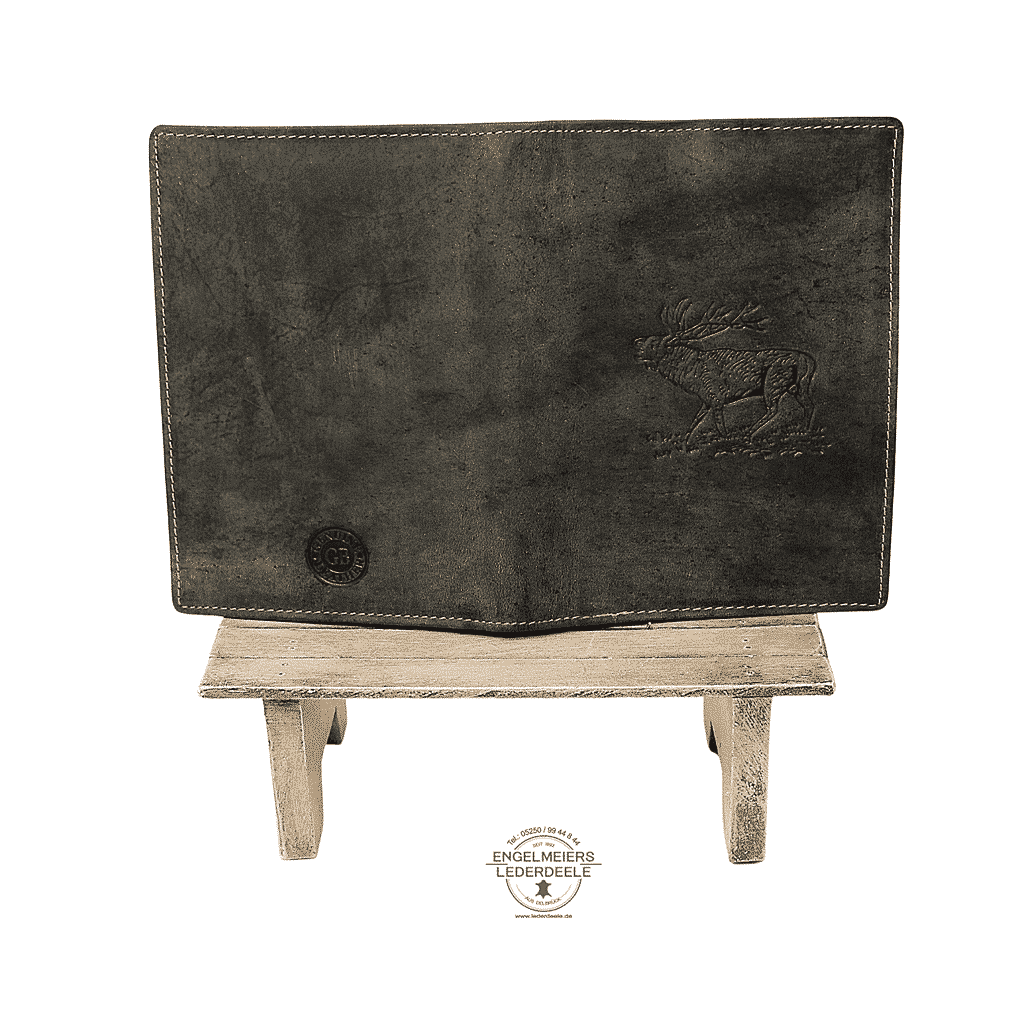 Jagdscheintasche mit geprägtem Hirsch auf der Vorderseite, von Green Burry, Farbe Grün rustikal, vintage Antik. Produktansicht außen, Aufbewahrung mit sechs Steckfächern für Reisepass, Impfausweis, Diabetes, Pässe, Jagdschein, Dokumente, Waffenbesitzkarte