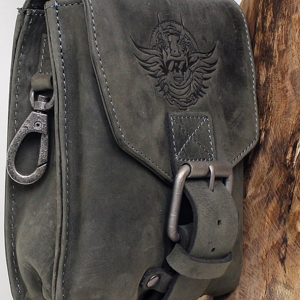 Gürteltasche Rolf von Green Burry in der Farbe schwarz. Kleine Biker Ledertasche mit Gürtelschlaufe, Nahaufnahme. Lederdeele Engelmeier aus Delbrück