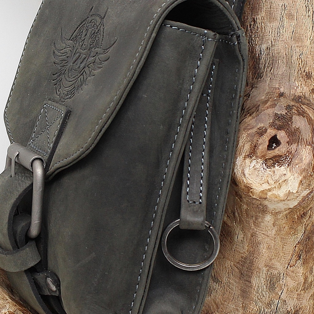 Gürteltasche Rolf von Green Burry in der Farbe schwarz. Kleine Biker Ledertasche mit Gürtelschlaufe, Nahaufnahme. Lederdeele Engelmeier aus Delbrück