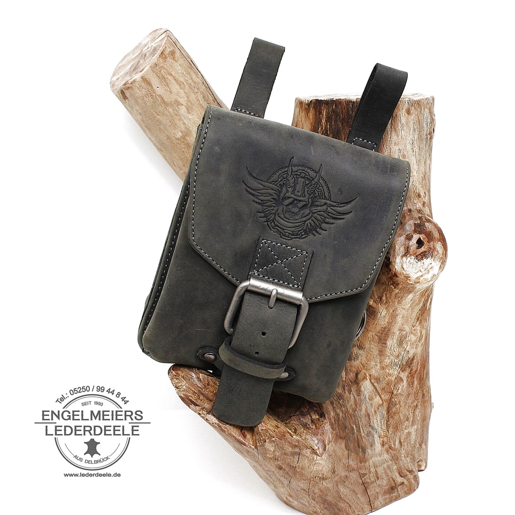 Gürteltasche Rolf von Green Burry in der Farbe schwarz. Kleine Biker Ledertasche mit Gürtelschlaufe, Ansicht Vorderseite. Lederdeele Engelmeier aus Delbrück