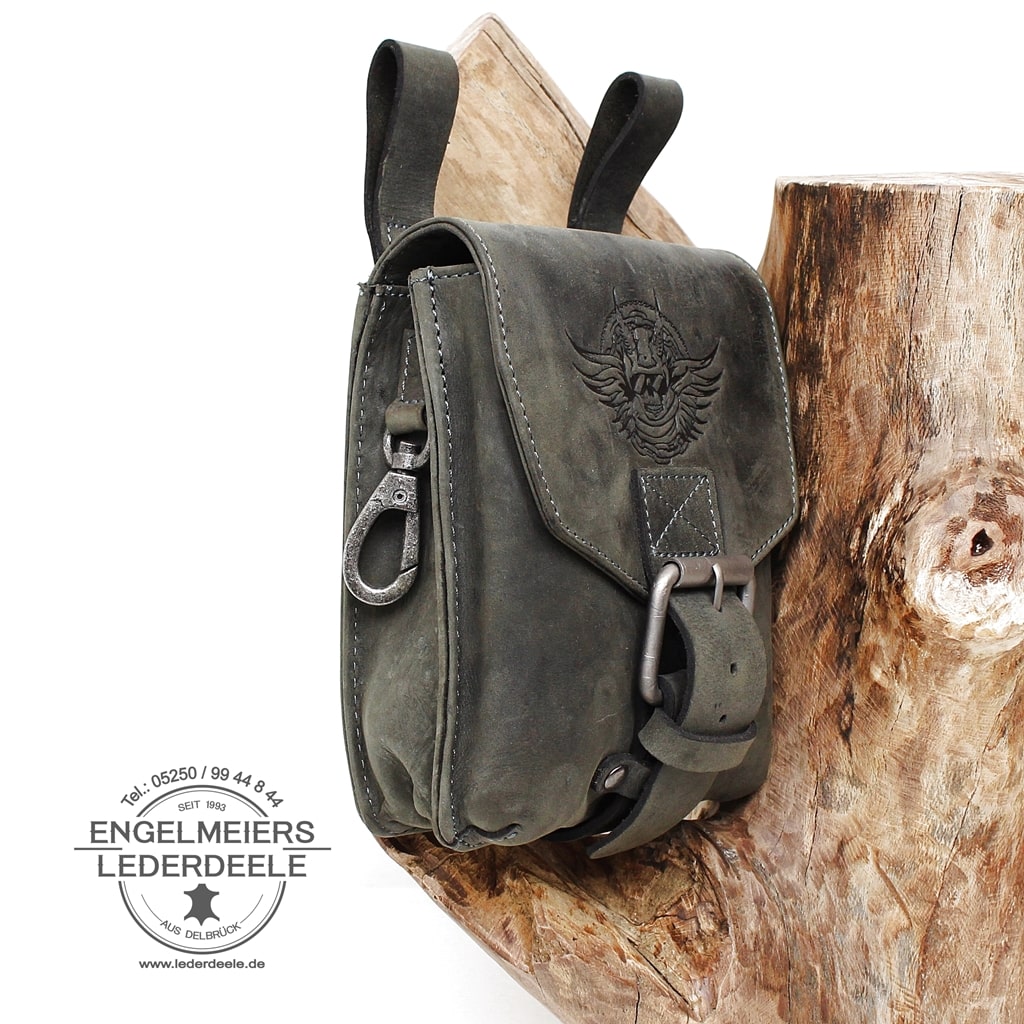 Gürteltasche Rolf von Green Burry in der Farbe schwarz. Kleine Biker Ledertasche mit Gürtelschlaufe, Seitenansicht mit Karabiner. Lederdeele Engelmeier aus Delbrück