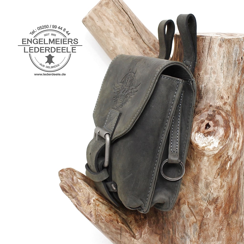 Gürteltasche Rolf von Green Burry in der Farbe schwarz. Kleine Biker Ledertasche mit Gürtelschlaufe, Seitenansicht mit Schlüsselring. Lederdeele Engelmeier aus Delbrück