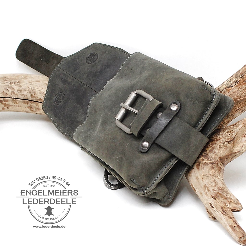 Gürteltasche Rolf von Green Burry in der Farbe schwarz. Kleine Biker Ledertasche mit Gürtelschlaufe, Ansicht Verschluss Dornschließe. Lederdeele Engelmeier aus Delbrück