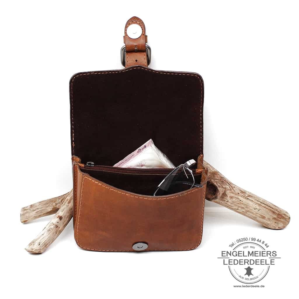hillburry_gürteltasche_braun_lederdeele_engelmeier-03 Lederdeele Engelmeier aus Delbrück - Gürteltasche classic von Hill Burry in der Farbe braun. Kleine Leder Tasche mit Gürtelschlaufen, Innenansicht