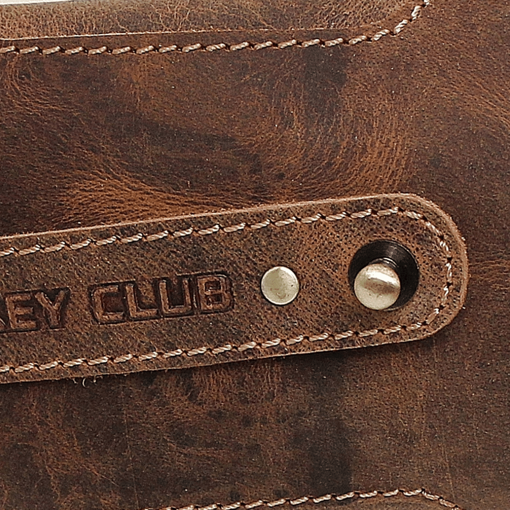 jockey club_gürteltasche_smartphone_handytasche_ledertasche_echtleder_phone_braun_lederwaren_ostwestfalen_lederdeele_delbrück_paderborn Jockey Club Gürteltasche Phone aus festem, strapazierfähigem Büffelleder. Einfache Handytasche, simple Handhabung. Mit Gürtelschlaufe auf der Rückseite, geeignet für 4,5cm breite Gürtel. Langanhaltende Qualität, slow Fashion. Farbe Natur, braun. Lederwaren Ostwestfalen, Lederdeele Delbrück Paderborn. Ansicht Detailansicht