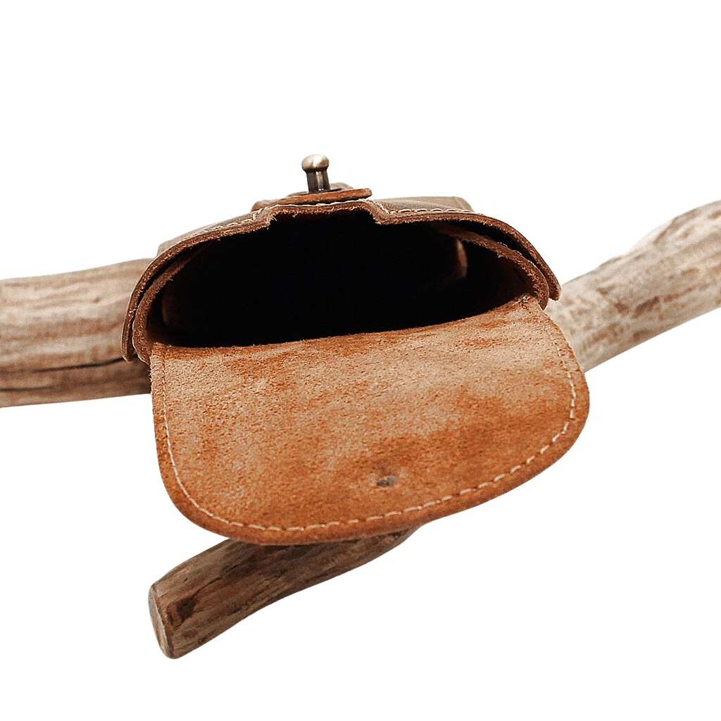 jockey club_gürteltasche_smartphone_handytasche_ledertasche_echtleder_phone_braun_lederwaren_ostwestfalen_lederdeele_delbrück_paderborn_06 Jockey Club Gürteltasche Phone aus festem, strapazierfähigem Büffelleder. Einfache Handytasche, simple Handhabung. Mit Gürtelschlaufe auf der Rückseite, geeignet für 4,5cm breite Gürtel. Langanhaltende Qualität, slow Fashion. Farbe Natur, braun. Lederwaren Ostwestfalen, Lederdeele Delbrück Paderborn. Ansicht Innenansicht