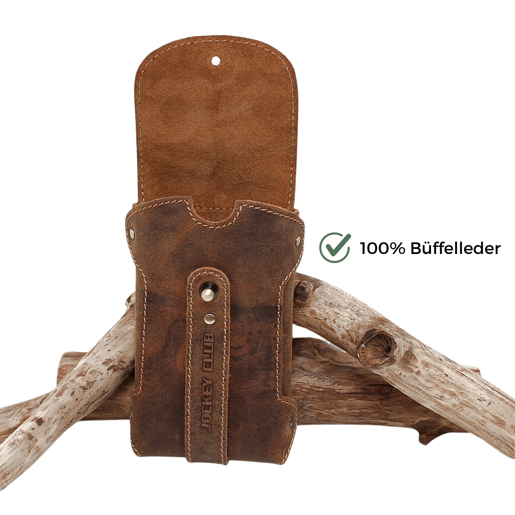 jockey club_gürteltasche_smartphone_handytasche_ledertasche_echtleder_phone_braun_lederwaren_ostwestfalen_lederdeele_delbrück_paderborn_08 Jockey Club Gürteltasche Phone aus festem, strapazierfähigem Büffelleder. Einfache Handytasche, simple Handhabung. Mit Gürtelschlaufe auf der Rückseite, geeignet für 4,5cm breite Gürtel. Langanhaltende Qualität, slow Fashion. Farbe Natur, braun. Lederwaren Ostwestfalen, Lederdeele Delbrück Paderborn. Ansicht Vorderseite geöffnet