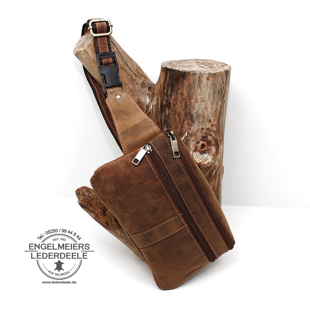 Lederdeele Engelmeiers aus Delbrück, Leder Bauchtasche Buffalo von Jockey Club in der Farbe cognac braun. Titelbild, Ansicht der Vorderseite