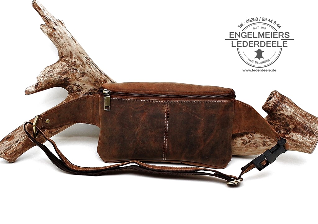 Lederdeele Engelmeiers aus Delbrück, Leder Bauchtasche Buffalo von Jockey Club in der Farbe cognac braun. Ansicht der Rückseite, Steckfach auf der Rückseite