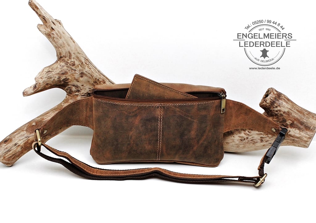 Lederdeele Engelmeiers aus Delbrück, Leder Bauchtasche Buffalo von Jockey Club in der Farbe cognac braun. Ansicht der Rückseite, Steckfach auf der Rückseite