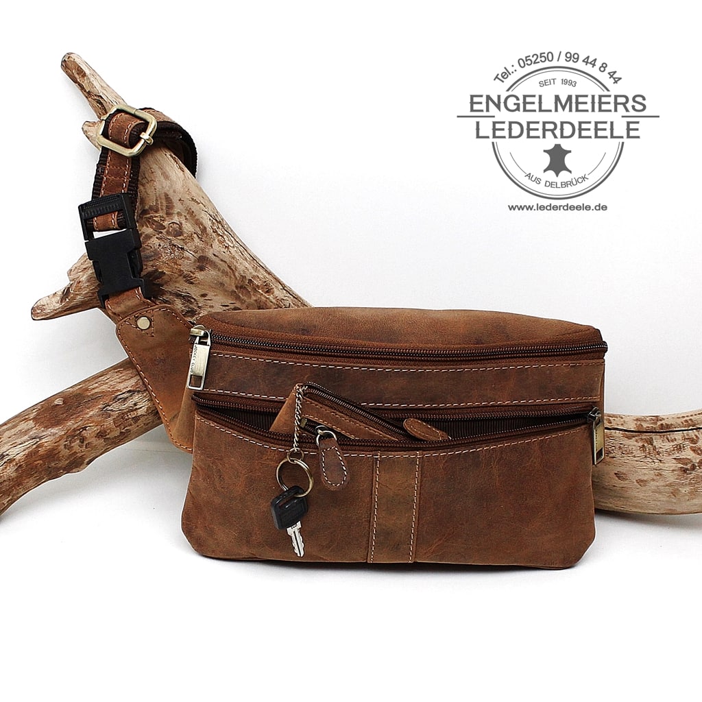 Lederdeele Engelmeiers aus Delbrück, Leder Bauchtasche Buffalo von Jockey Club in der Farbe cognac braun. Ansicht der Vorderseite, Steckfach auf der Vorderseite