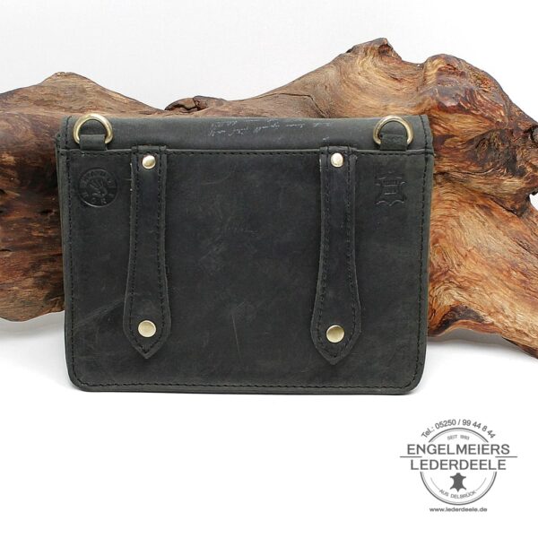 Gürteltasche da Vinci mit Schädel und Thorax Motiv von Jockey Club in der Farbe schwarz. Kleine Leder Tasche mit Gürtelschlaufe im Längsformat von Lederdeele Engelmeier aus Delbrück. Ansicht Rückseite