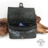 Gürteltasche da Vinci mit Schädel und Thorax Motiv von Jockey Club in der Farbe schwarz. Kleine Leder Tasche mit Gürtelschlaufe im Längsformat von Lederdeele Engelmeier aus Delbrück. Innenansicht