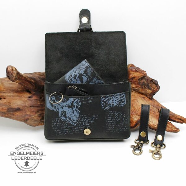 Gürteltasche da Vinci mit Schädel und Thorax Motiv von Jockey Club in der Farbe schwarz. Kleine Leder Tasche mit Gürtelschlaufe im Längsformat von Lederdeele Engelmeier aus Delbrück. Innenansicht mit Vorfach