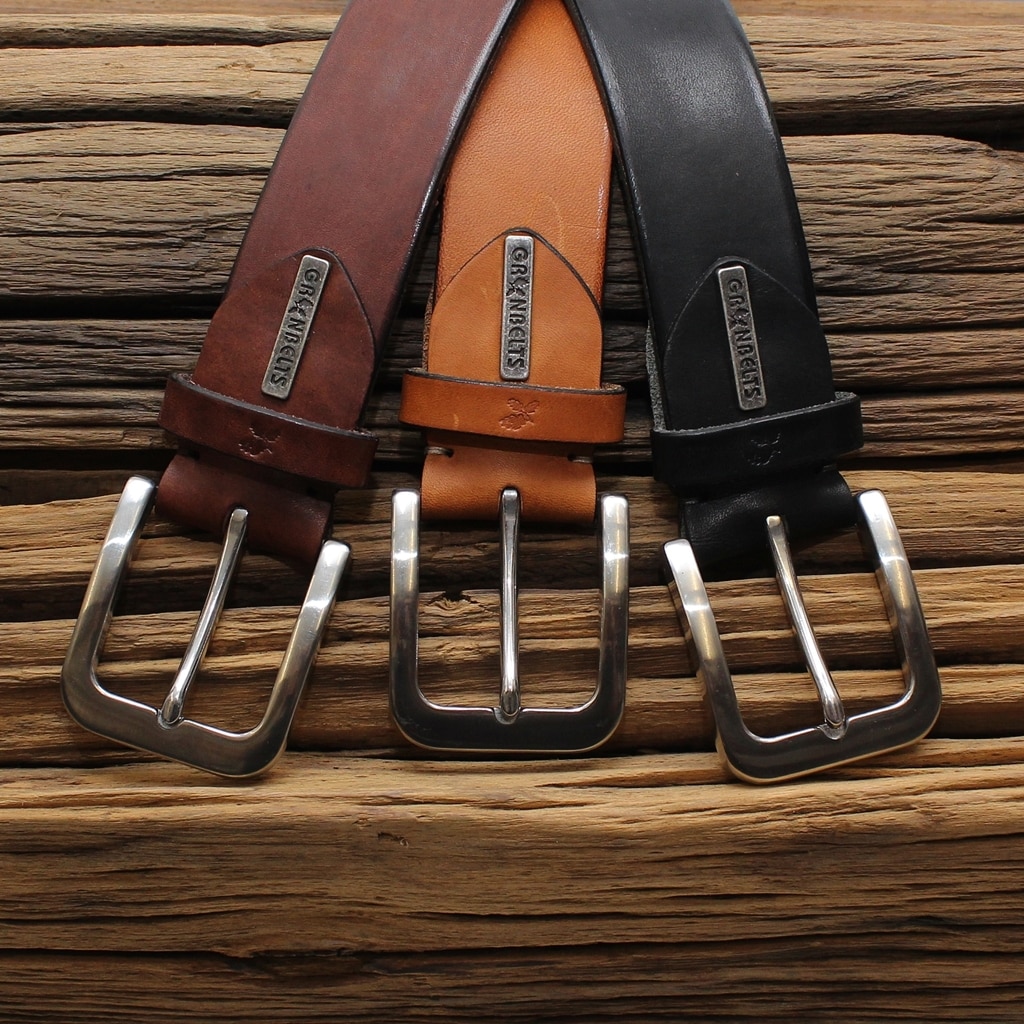 Gürtel Blake von Green Belts mit Edelstahl Schließe. Leder Gürtel in der Farbe Schwarz, Braun und Cognac von Lederdeele Engelmeier Delbrück. Gruppenbild Ansicht Dornschließe