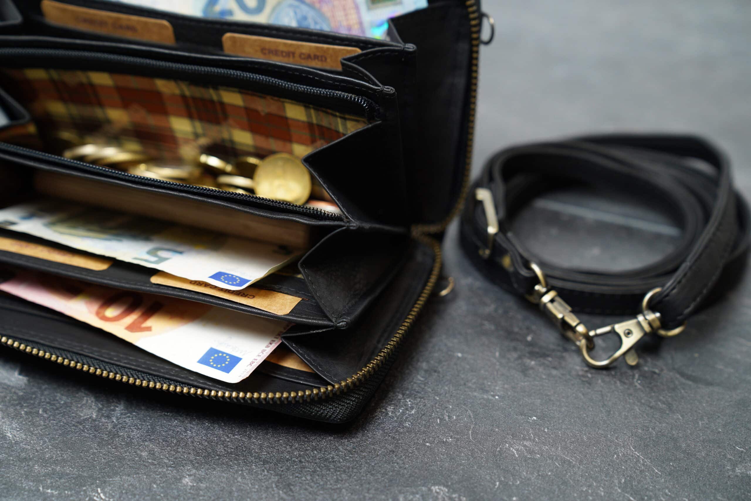 Hill Burry Handytasche mit Portemonnaie zum Unhängen_Ledertasche_Tasche aus Leder für Damen_Lederdeele Engelmeier Delbrück_01 Hill Burry Handytasche mit Portemonnaie zum Umhängen. Farbe schwarz, kleine Ledertasche für Damen. Smartphone Tasche aus Leder mit langem Tragegurt. Lederdeele Engelmeier Delbrück. Detailaufnahme