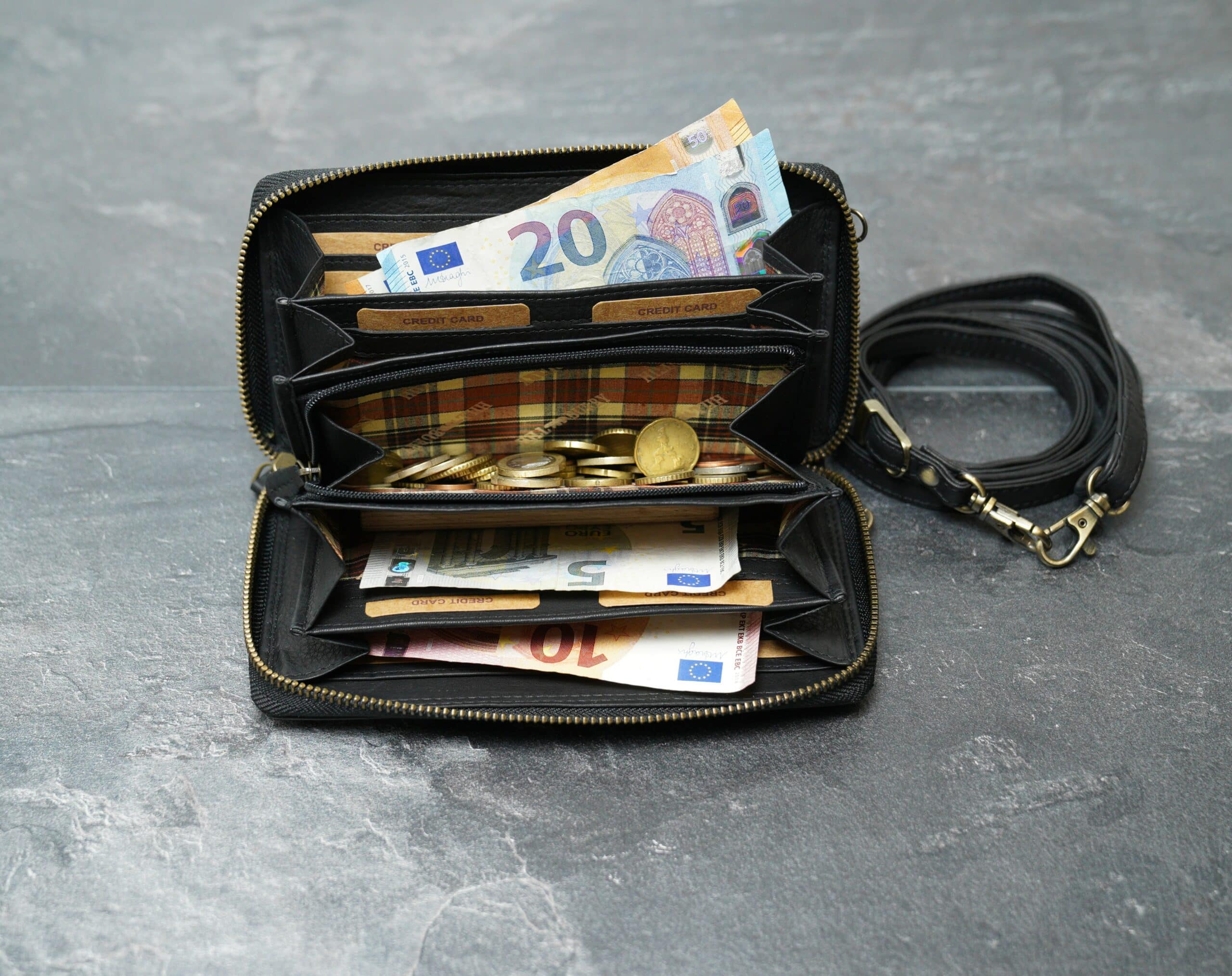 Hill Burry Handytasche mit Portemonnaie zum Unhängen_Ledertasche_Tasche aus Leder für Damen_Lederdeele Engelmeier Delbrück_02 Hill Burry Handytasche mit Portemonnaie zum Umhängen. Farbe schwarz, kleine Ledertasche für Damen. Smartphone Tasche aus Leder mit langem Tragegurt. Lederdeele Engelmeier Delbrück. Detailaufnahme Innenansicht Geldbörse
