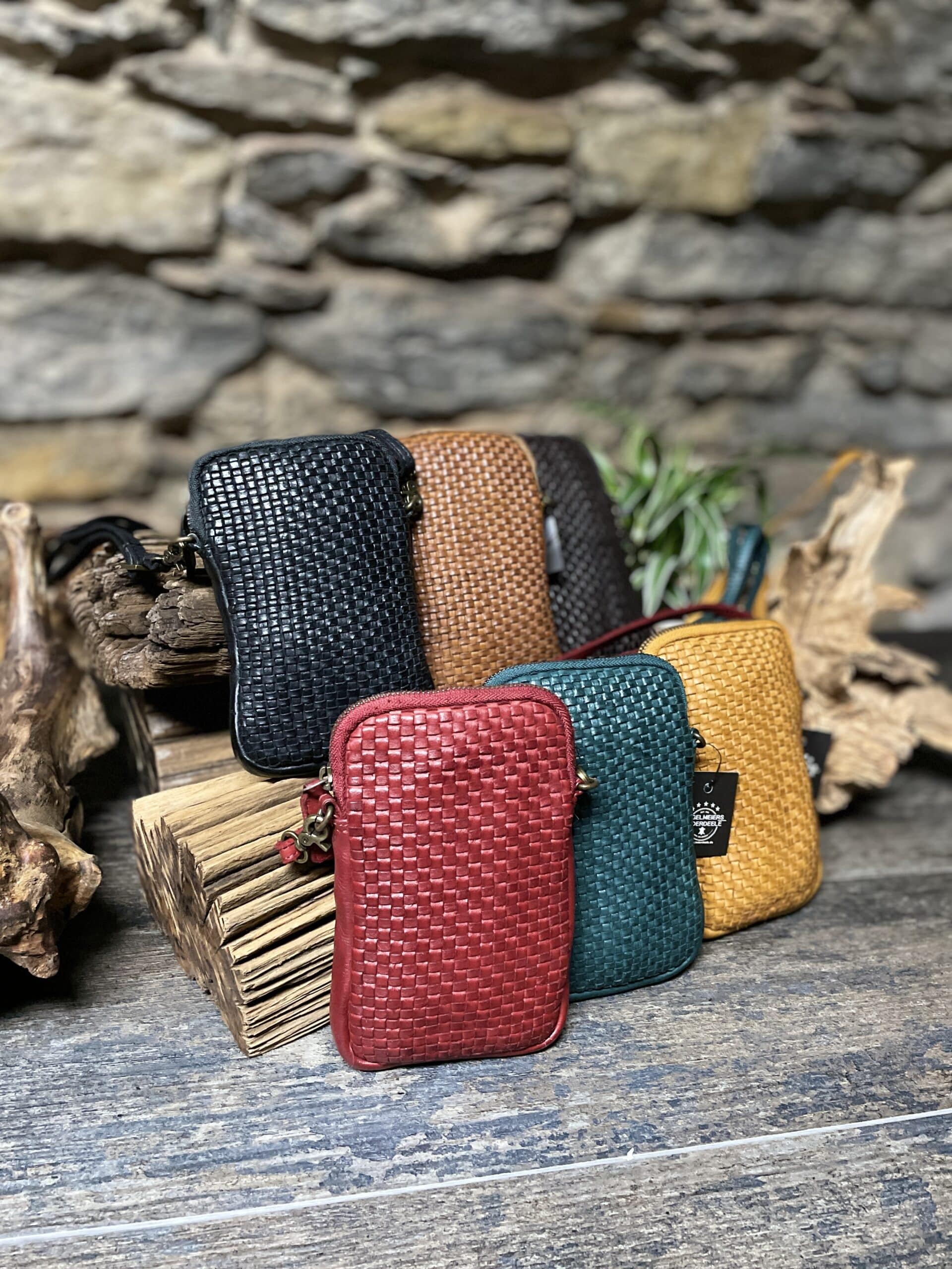 kleine Ledertasche Everly Bellicci_ Tasche aus Leder_Damen_Lederdeele Engelmeier Delbrück_02 kleine Ledertasche Everly von Bellicci, Tasche für Damen aus Leder, pflanzlich gegerbte Umhängetasche, Lederdeele Engelmeier Delbrück - Gruppenbild