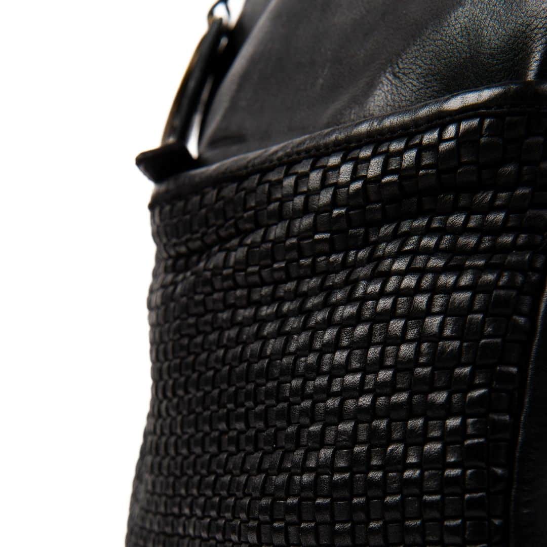 Lederrucksack Eve Bellicci_schwarz_Rucksack für Damen_Slow Fashion_Leder_Lederdeele_Delbrück_Lederwaren_Ostwestfalen_Detail_02 Lederrucksack Eve Bellicci. Leder Rucksack Damen in schwarz. Slow Fashion Rindleder nachhaltig. Lederdeele Delbrück. Lederwaren Ostwestfalen. Detailaufnahme Oberfläche Flechtmuster