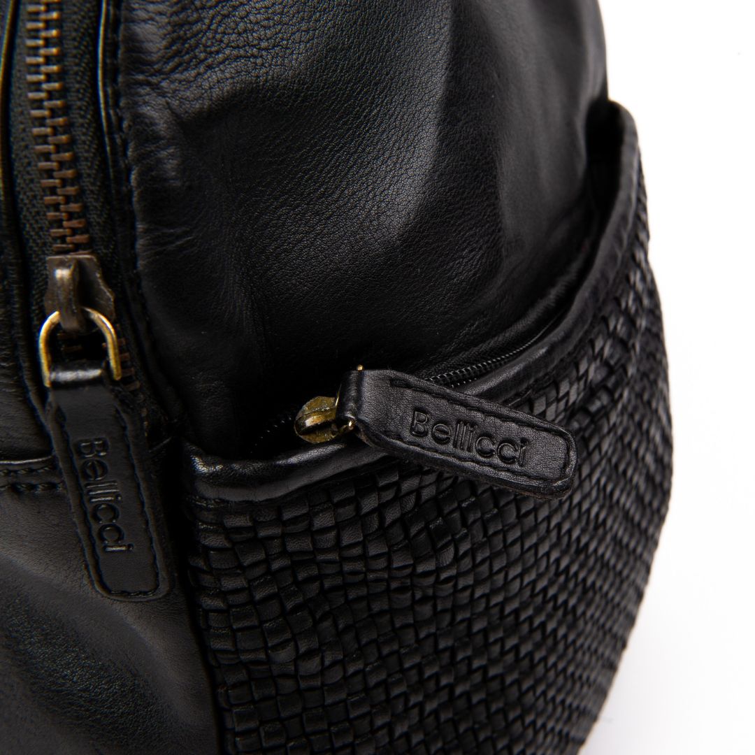 Lederrucksack Eve Bellicci_schwarz_Rucksack für Damen_Slow Fashion_Leder_Lederdeele_Delbrück_Lederwaren_Ostwestfalen_Detail_03 Lederrucksack Eve Bellicci. Leder Rucksack Damen in schwarz. Slow Fashion Rindleder nachhaltig. Lederdeele Delbrück. Lederwaren Ostwestfalen. Detailaufnahme Reißverschluss