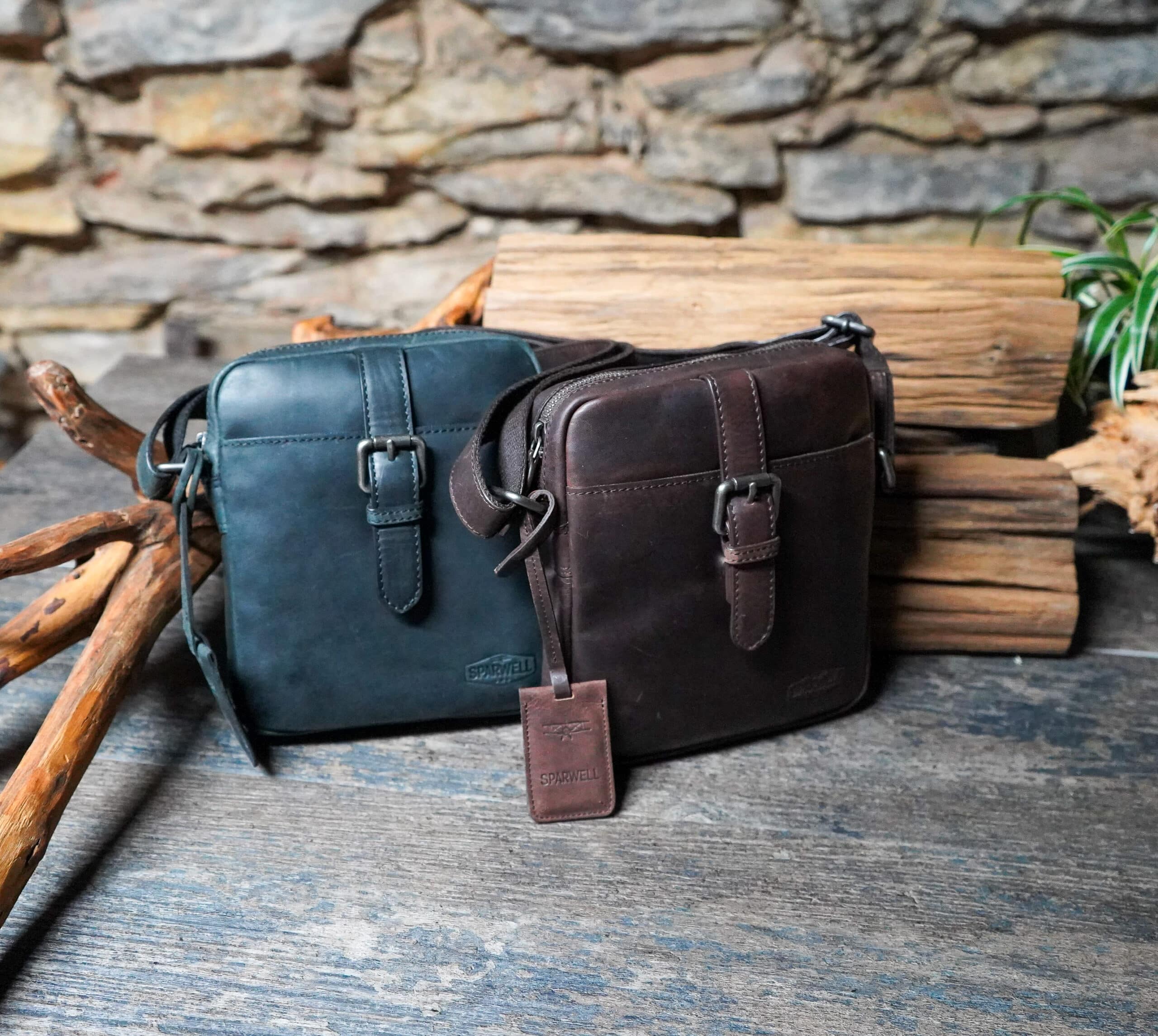 Ledertasche Kompact Karmelo von Sparwell. Tasche aus Leder. Crossbody Bag. Lederdeele Engelmeier_Delbrück_03 Ledertasche Kompact Karmelo von Sparwell. Umhängetasche aus Leder für Damen und Herren. Herrentasche, Crossbody Bag aus pflanzlich gegerbtem Rindleder. schwarz und dunkelbraun. Lederdeele Engelmeier Delbrück. Detailaufnahme