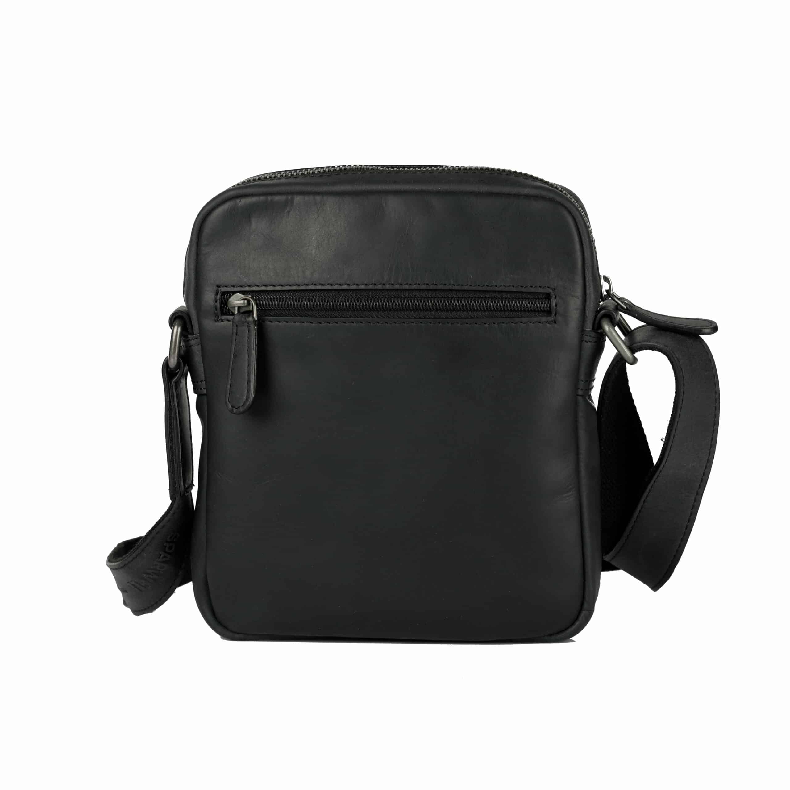 Ledertasche Kompact Karmelo von Sparwell. Tasche aus Leder. Schwarz. Crossbody Bag. Lederdeele Engelmeier_Delbrück_02 Ledertasche Kompact Karmelo von Sparwell. Umhängetasche aus Leder für Damen und Herren. Herrentasche, Crossbody Bag aus pflanzlich gegerbtem Rindleder. Farbe schwarz. Lederdeele Engelmeier Delbrück. Ansicht Rückseite