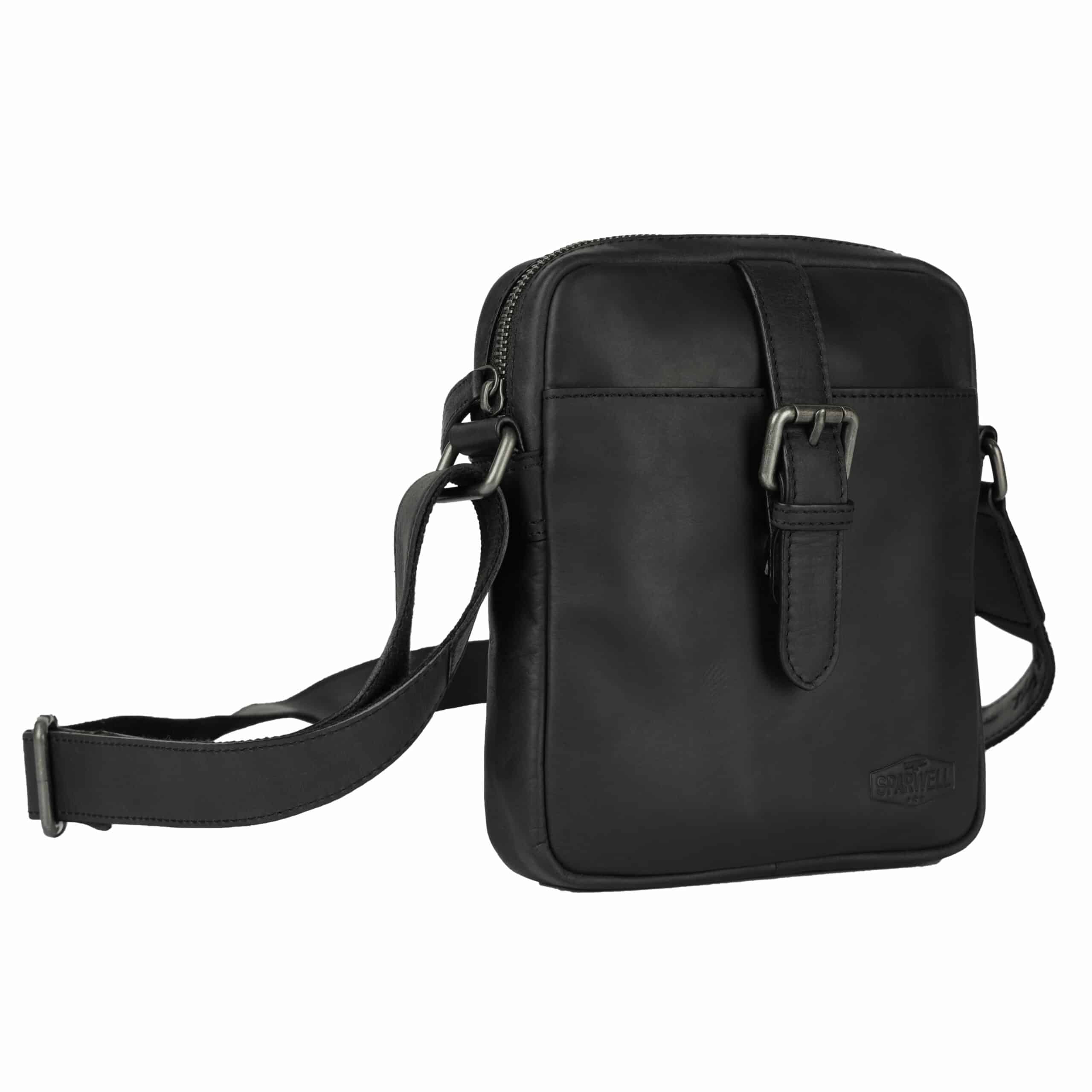 Ledertasche Kompact Karmelo von Sparwell. Tasche aus Leder. Schwarz. Crossbody Bag. Lederdeele Engelmeier_Delbrück_04 Ledertasche Kompact Karmelo von Sparwell. Umhängetasche aus Leder für Damen und Herren. Herrentasche, Crossbody Bag aus pflanzlich gegerbtem Rindleder. Farbe schwarz. Lederdeele Engelmeier Delbrück. Ansicht Seite