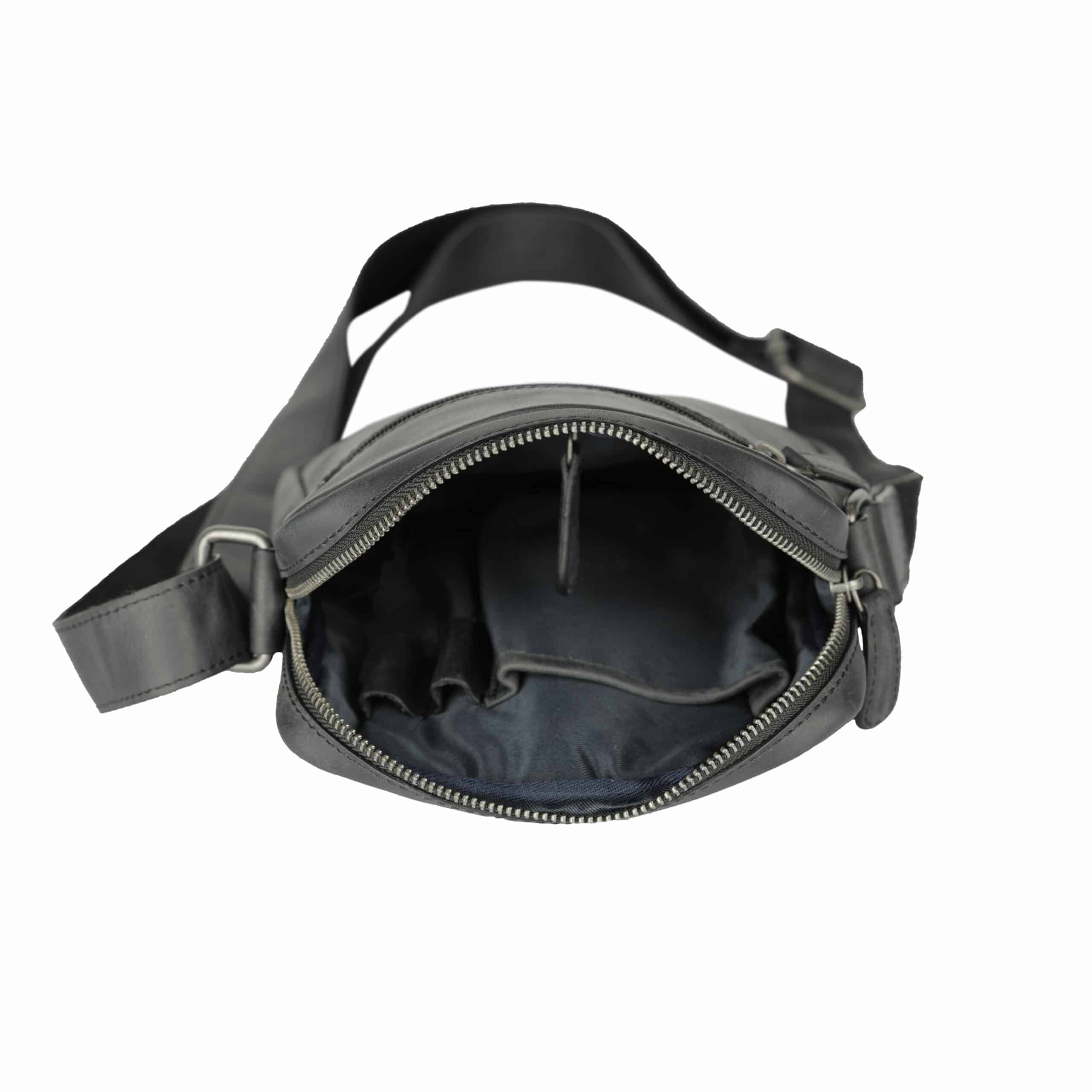 Ledertasche Kompact Karmelo von Sparwell. Tasche aus Leder. Schwarz. Crossbody Bag. Lederdeele Engelmeier_Delbrück_07 Ledertasche Kompact Karmelo von Sparwell. Umhängetasche aus Leder für Damen und Herren. Herrentasche, Crossbody Bag aus pflanzlich gegerbtem Rindleder. Farbe schwarz. Lederdeele Engelmeier Delbrück. Innenansicht