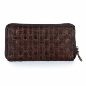 Geldbörse Carlotta von Bellicci. Langes Portemonnaie für Damen mit geflochtener Oberfläche. Verarbeitet aus pflanzlich gegerbtes Rindleder und Baumwolle. Slow Fashion Produkt, nachhaltiges Leder. Farbe dunkelbraun. Detailansicht
