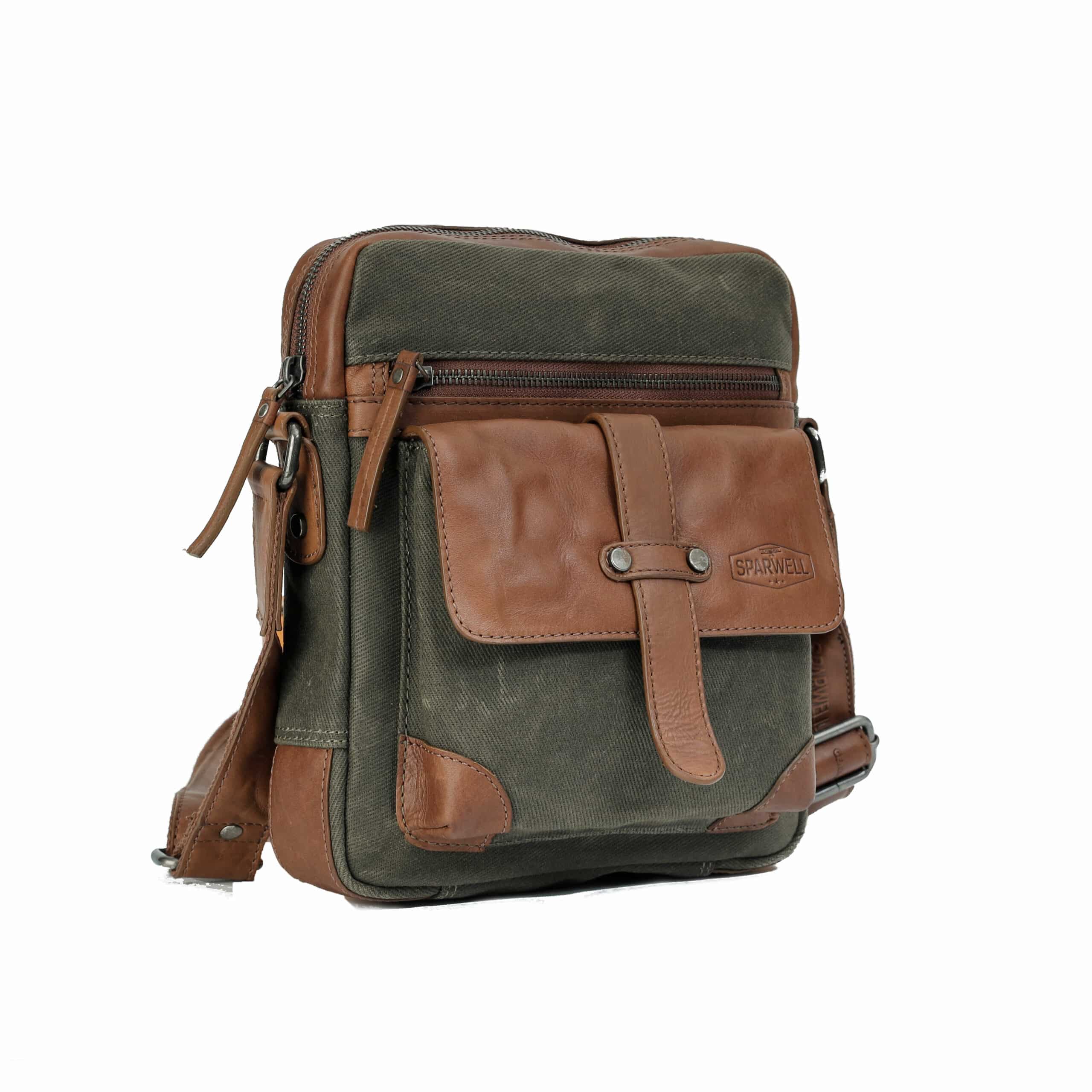 Umhängetasche Steady Steve von Sparwell. Tasche für Herren und Damen aus Canvas Gewebe. Nachhaltiges Slow Fashion Produkt aus Naturfasern und Rindleder. Farbe Grün. Lederwaren Ostwestfalen, Lederdeele Delbrück. Ansicht Profil