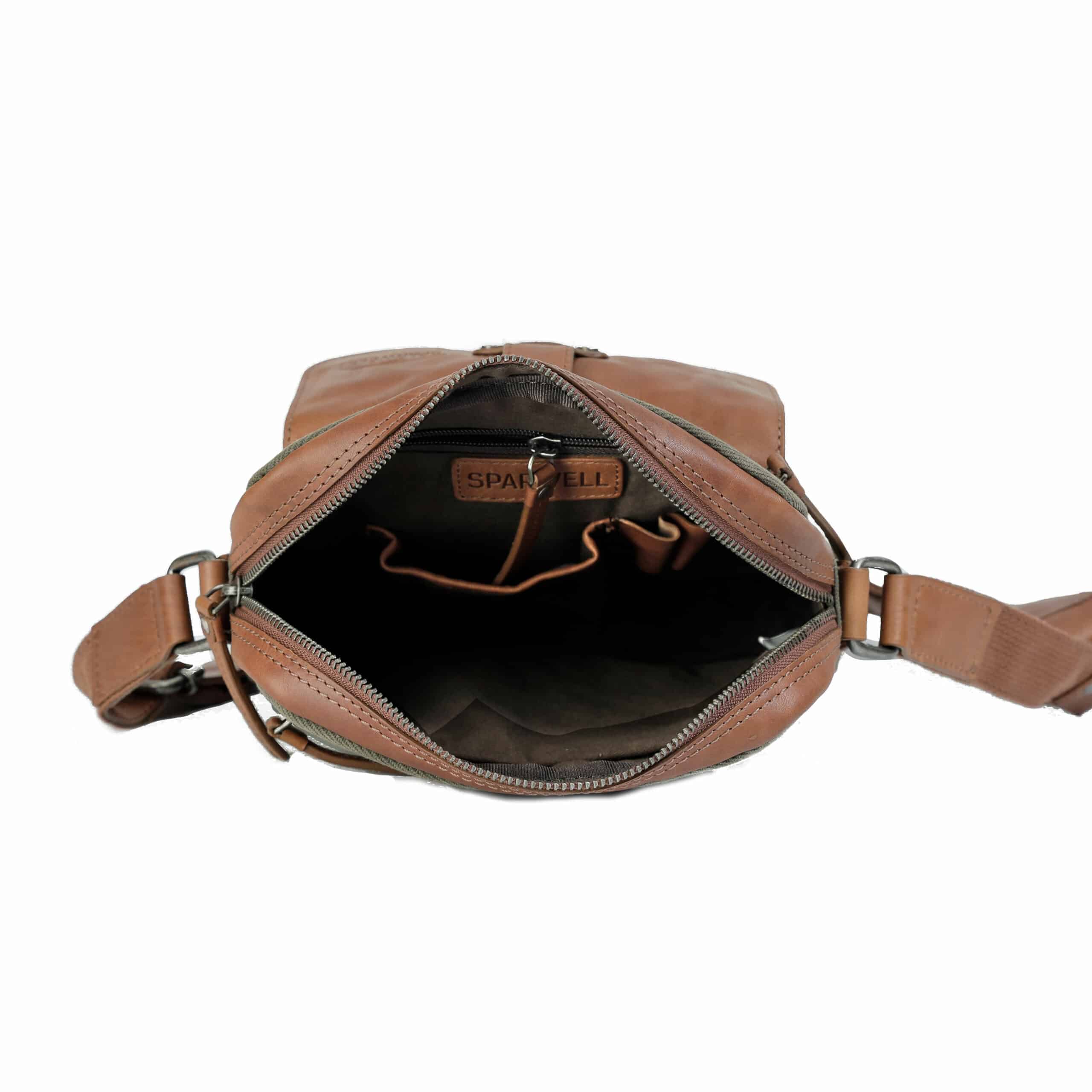 Umhängetasche Steady Steve von Sparwell. Tasche für Herren und Damen aus Canvas Gewebe. Nachhaltiges Slow Fashion Produkt aus Naturfasern und Rindleder. Farbe Grün. Lederwaren Ostwestfalen, Lederdeele Delbrück. Innenansicht