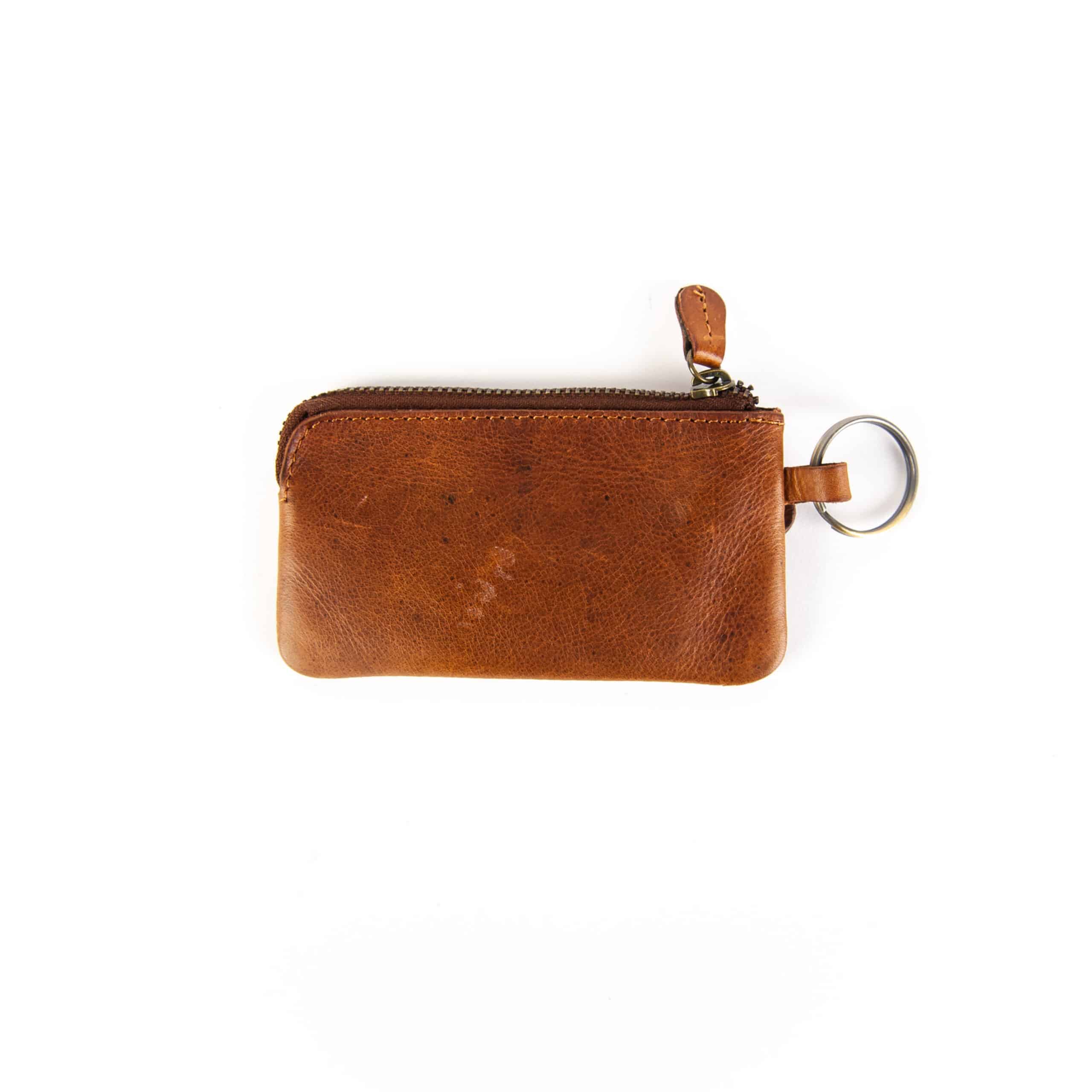 Schlüsseletui Classic von Hill Burry_braun_Kleine Schlüsseltasche aus Leder_Lederetui Rindleder_Lederwaren Ostwestfalen_Lederdeele Delbrück_04 Schlüsseletui Classic von Hill Burry. Kleine Schlüsseltasche aus Leder. Slow Fashion Rindleder. Farbe braun. Lederwaren Ostwestfalen. Lederdeele Delbrück. Ansicht Rückseite