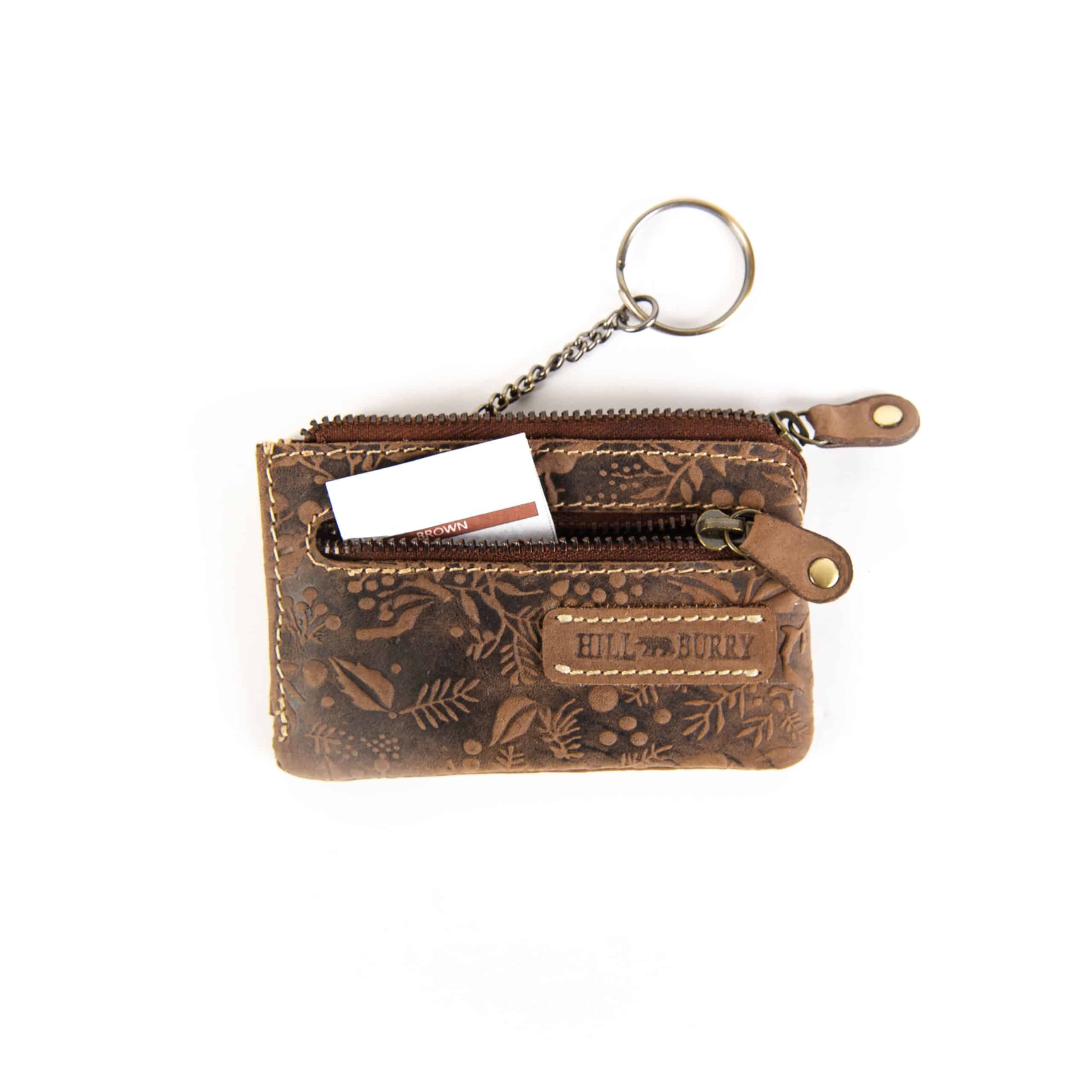 Schlüsseletui Hill Burry Floral. braun. Schlüsseltasche mit Blumenmuster aus Leder. Ledertasche für Schlüssel. Lederdeele Delbrück. Lederwaren Ostwestfalen_02 Schlüsseletui von Hill Burry Floral. Schlüsseltasche aus Leder mit Blumenmuster. Kleines Lederetui für Schlüssel. Farbe braun. Lederwaren Ostwestfalen. Lederdeele Delbrück. Ansicht Vortasche Reißverschluss