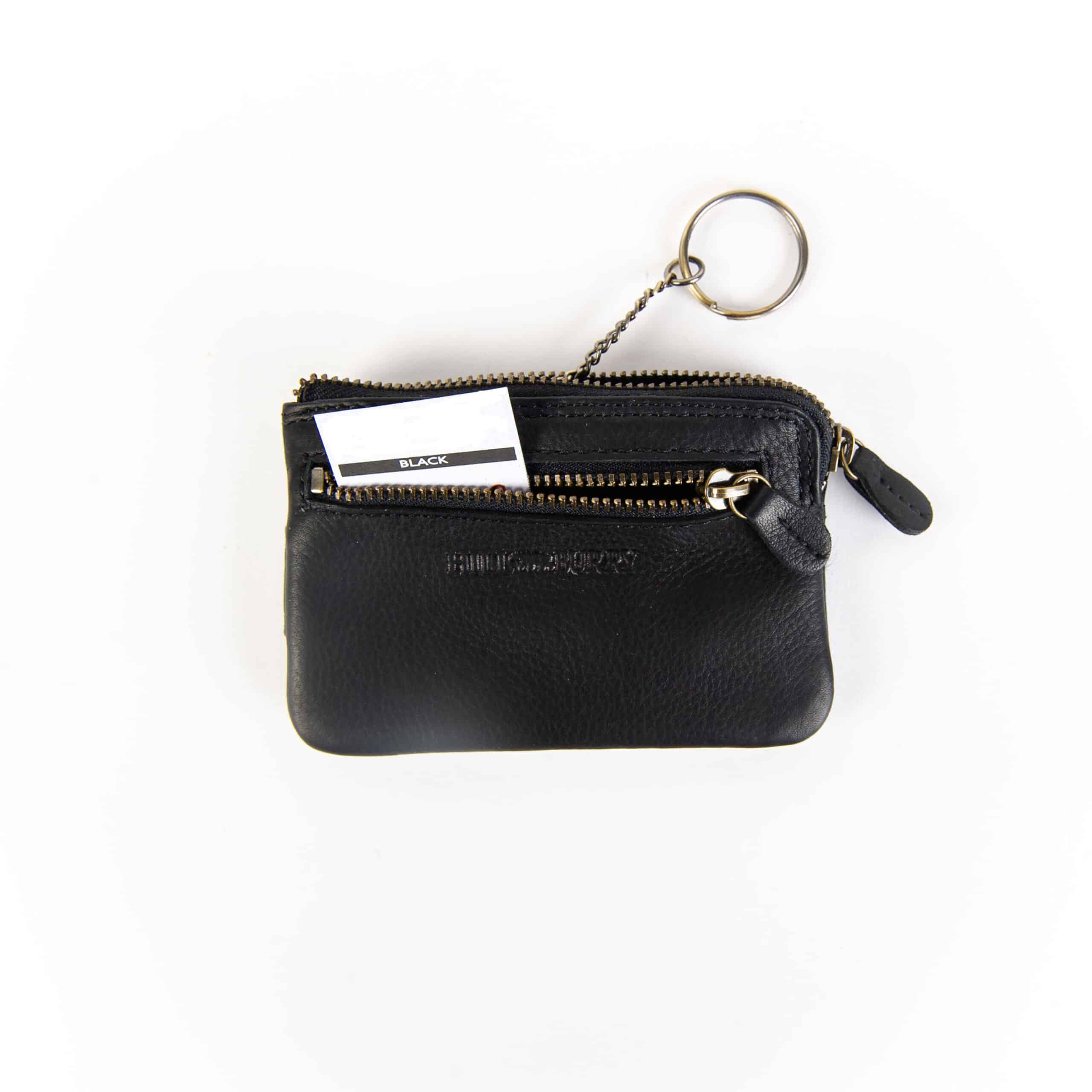 Schlüsseletui von Hill Burry mit Karten aus Leder. Kleines Lederetui für Schlüssel und Kreditkarten. Etui mit Kartenfächer. Slow Fashion Rindleder. Farbe schwarz. Lederwaren Ostwestfalen. Lederdeele Delbrück. Ansicht Vorfach mit Reißverschluss